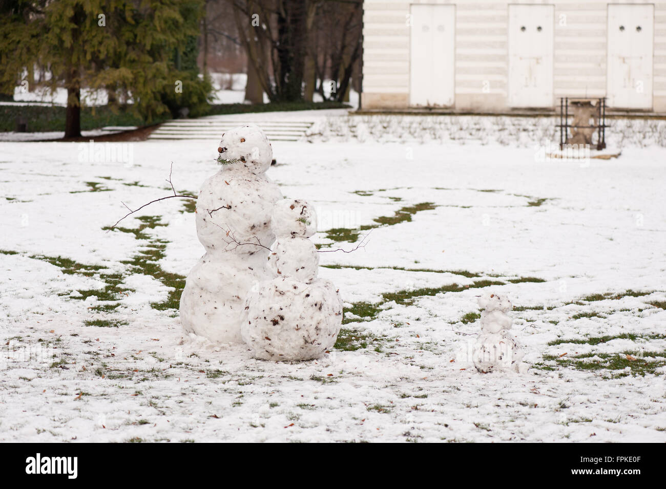 Schneemänner Familie im Park, zwei große und eine kleine Schneemann in kaltem Winterwetter und Spaß Saison in horizontaler Ausrichtung, niemand Stockfoto