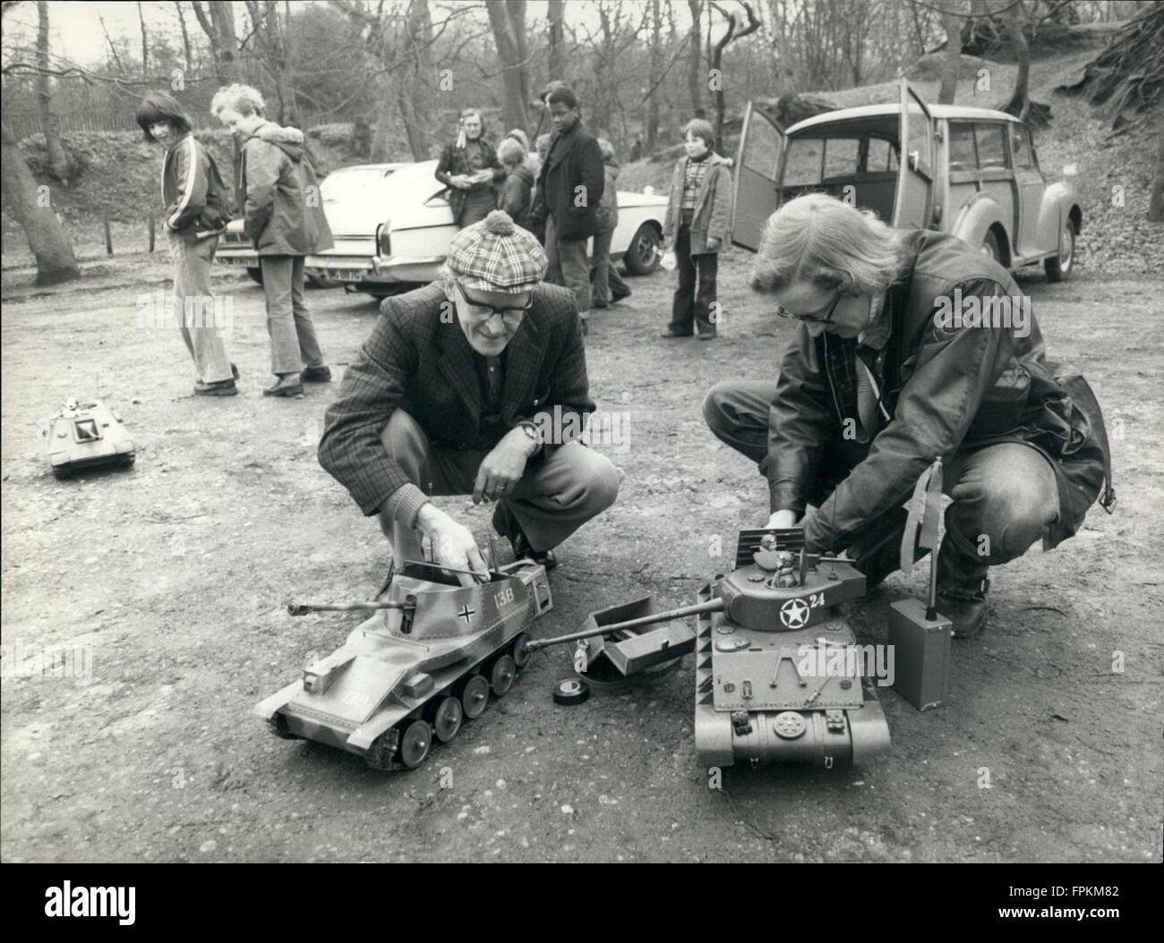 1959 - Fernbedienung RC Tank Alfred und Sohn Michael Burr bereiten für ein  Kriegsspiel an Keston Teiche. © Keystone Bilder USA/ZUMAPRESS.com/Alamy  Live-Nachrichten Stockfotografie - Alamy