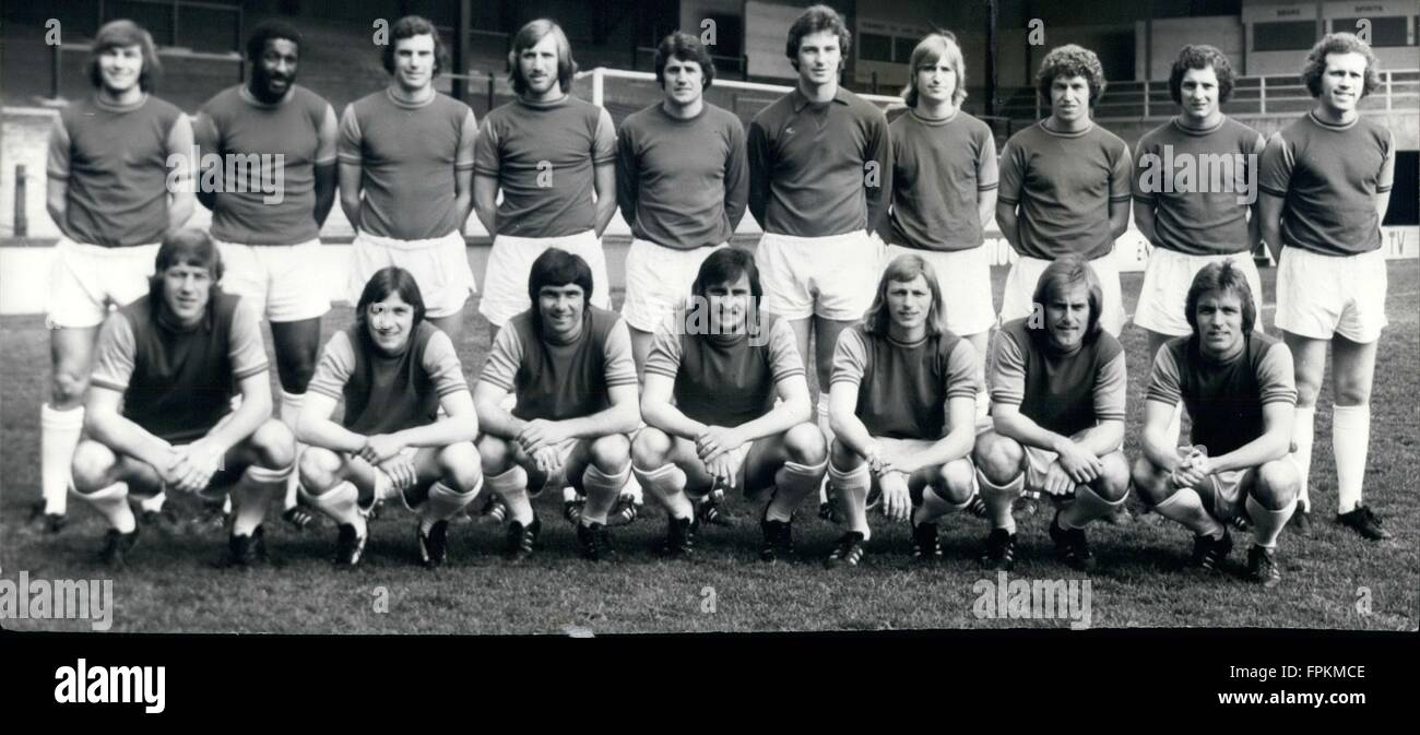 1975 - Pokal-Finalist - West Ham United: Foto zeigt Gruppenbild von West Ham United Wembley am 3. Mai. 1975. (L, R - Rückseite Zeilen): Keith Robson; Clyde Best; Trevor dulden; Billy Bonds; Bobby Ferguson; Mervyn Day; Kevin Lock; Pat Holland; John McDowell; und Mick McGiven. (L, R - Front Row): Tommy Taylor; Keith Coleman; Keith Colemabn; Bobby Gould; Frank Lmapard; Alan Taylor; Graham Paddon und Billy Jennings. © Keystone Bilder USA/ZUMAPRESS.com/Alamy Live-Nachrichten Stockfoto