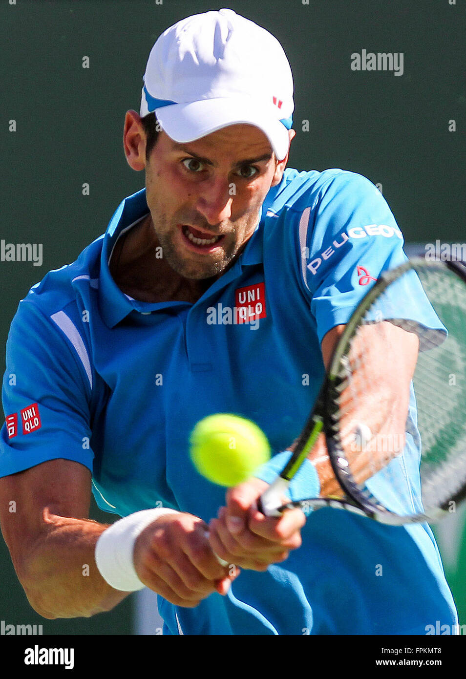 Indian Wells, Vereinigte Staaten. 18. März 2016. Novak Djokovic Serbien kehrt den Ball in Jo-Wilfried Tsonga Frankreichs während die Männer Einzel Viertelfinale des BNP Paribas Open Tennis-Turnier in Indian Wells, Kalifornien, USA, am 18. März 2016. Novak Djokovic gewann 2: 0. © Zhao Hanrong/Xinhua/Alamy Live-Nachrichten Stockfoto