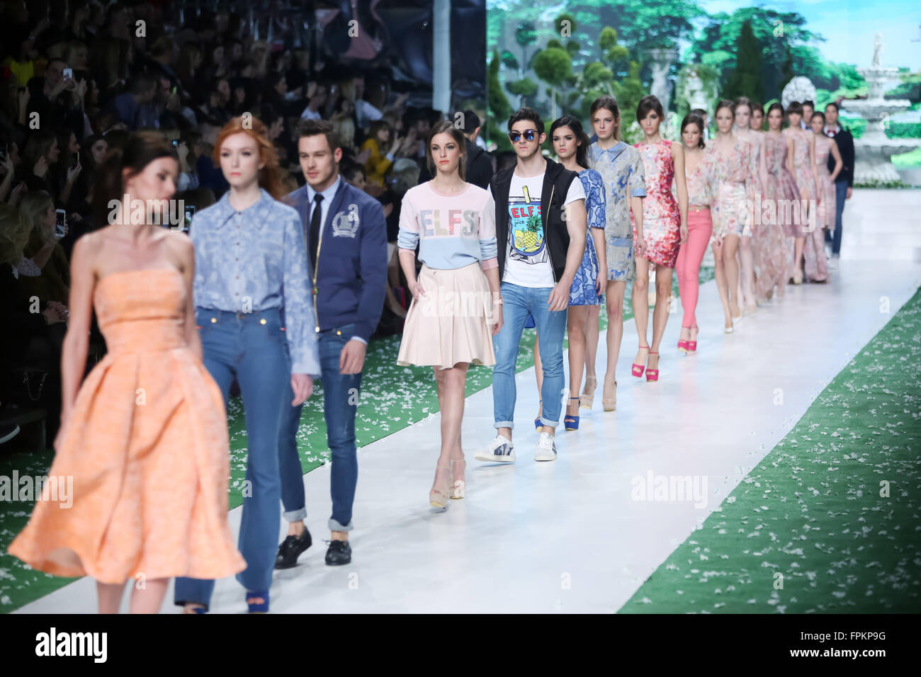 ZAGREB, Kroatien - 18. März 2016: Modell Kleidung entworfen von Elfen auf der Bipa Fashion.hr Fashion Show in Zagreb, Kroatien. Stockfoto