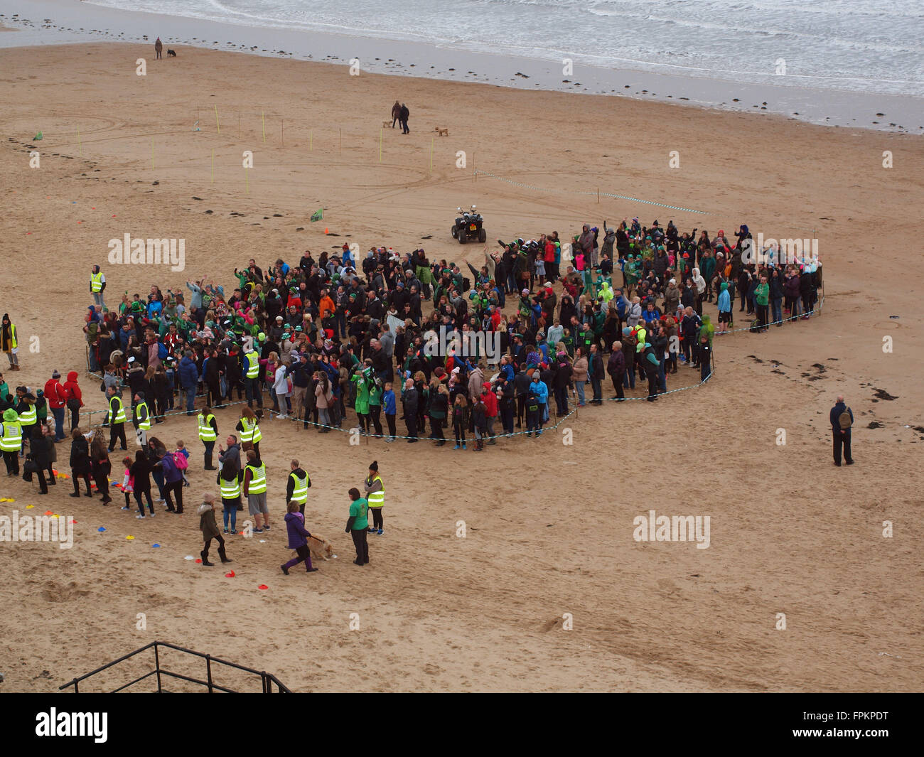 Newcastle Upon Tyne, UK. 19. März 2016, UK News. Ein GuInness-Versuch auf das weltweit größte menschliche Shamrock wurde heute bei Tynemouth grüner Tag-Charity-Event gemacht, die nicht erfolgreich war. Die Organisatoren, wo in der Hoffnung auf 1000 Menschen auftauchen, aber rund 500 Menschen bei dem Versuch, den aktuellen Weltrekord zu zerschlagen teilgenommen. In 2013 Blackrock College und Willow set Park School in Dublin einen neuen Weltrekord mit 850 Studenten in einem menschlichen Kleeblatt in Irland gebildet. Bildnachweis: James Walsh/Alamy Live-Nachrichten Stockfoto