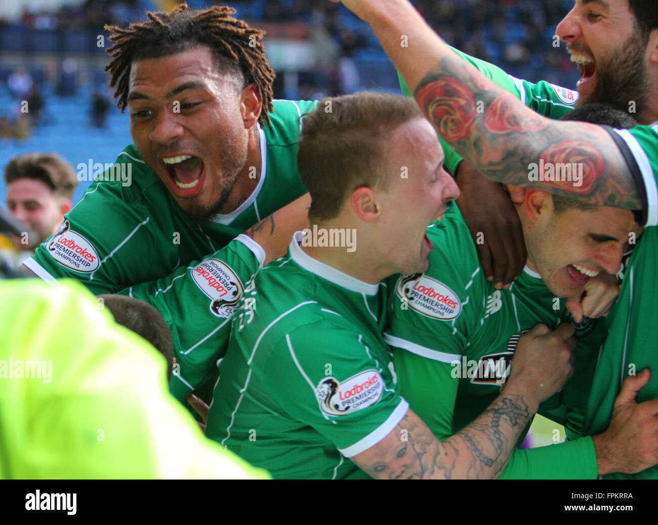 Rugby-Park, Kilmarnock, Schottland. 19. März 2016. Scottish Premier League. Kilmarnock gegen Celtic. Die keltischen Spieler feiern ihren Last-Minute Siegestor Credit: Action Plus Sport/Alamy Live News Stockfoto