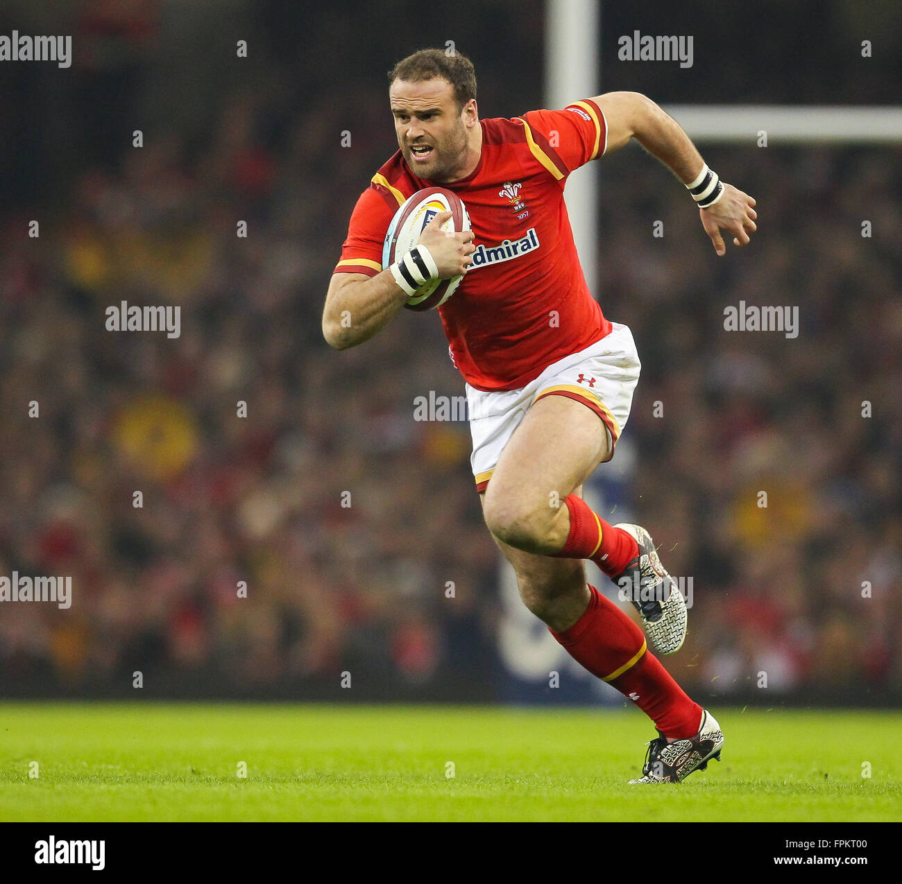 Fürstentum Stadium, Cardiff, Wales. 19. März 2016. RBS Six Nations Championships. Wales vs. Italien. Wales Jamie Roberts in Aktion während des Spiels Credit: Action Plus Sport/Alamy Live News Stockfoto