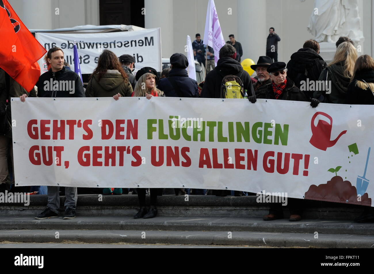 Wien, Österreich. 19. März 2016. Zehntausende werden am 19. März 2016 auf die Straße gehen, um in ganz Europa "Flüchtlinge willkommen" zu sagen. Demonstrationsflüchtlinge willkommen! Nein zur Festung Europa! Massendemonstration gegen die "Festung Europa" und die unmenschliche Zwangsvollstreckungs- und Grenzpolitik der österreichischen Regierung. Banner mit der Inschrift "The refugees are fine, we're all fine" Credit: Franz PERC/Alamy Live News Stockfoto