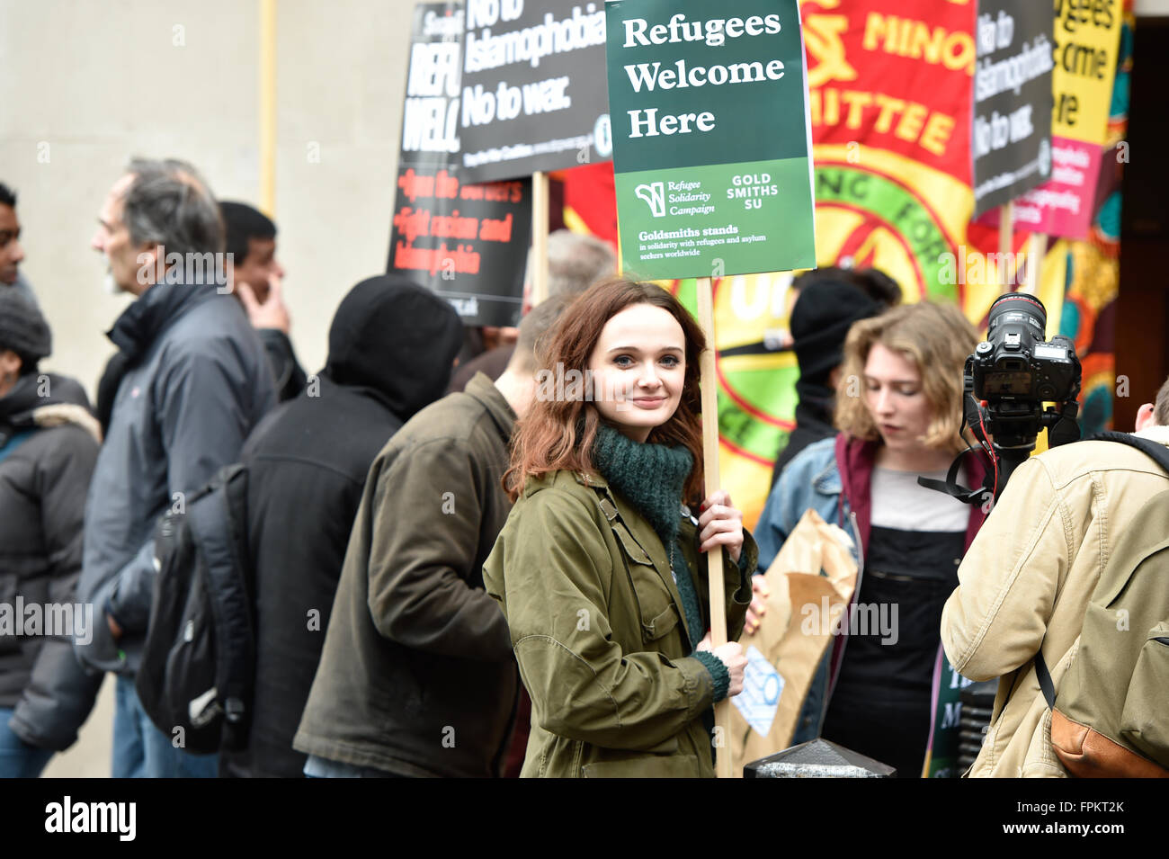 London, UK. 19. März 2016. Stand Up, Rassismus nationale Demonstration London 19. März-216. Tausende marschieren durch die Londoner, sich gegen Rassismus. Britain First Mitglieder hielten ihre eigenen Demonstration der Eros-Statue in Picadilly. Die zwei Sätze von Fans wurden durch eine Reihe von Polizisten getrennt. Bildnachweis: Alan West/Alamy Live-Nachrichten Stockfoto