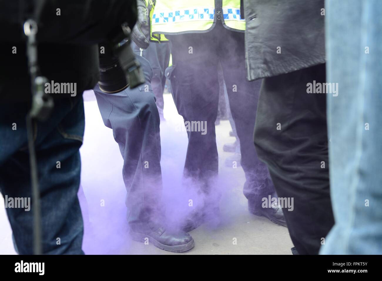 London, UK. 19. März 2016. Polizei treten Rauchbombe abseits der Protest. Bildnachweis: Marc Ward/Alamy Live-Nachrichten Stockfoto