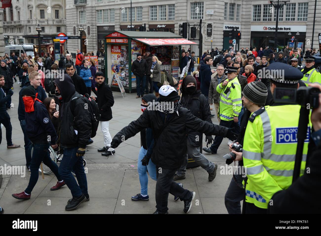 London, UK. 19. März 2016. Maskierte Demonstranten versucht, Polizeilinien am Piccadilly Circus zu durchdringen. Bildnachweis: Marc Ward/Alamy Live-Nachrichten Stockfoto