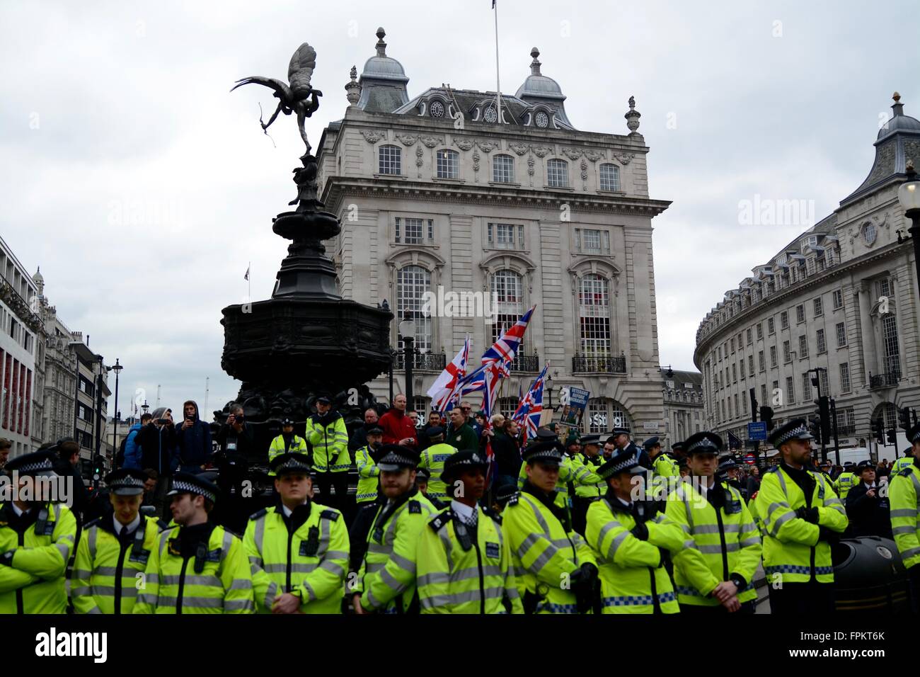 London, UK. 19. März 2016. Polizei Hodlding ihre Linien zwischen Britain First und antifaschistischen Organisationen am Piccadilly Circus. Bildnachweis: Marc Ward/Alamy Live-Nachrichten Stockfoto