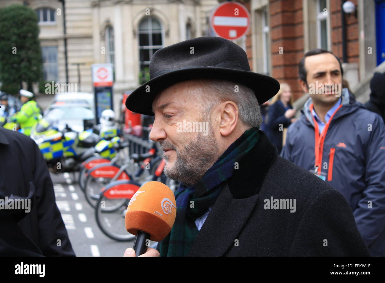 George Galloway im Gespräch mit der Presse vor BBC-Studios in Portland Place. Stockfoto