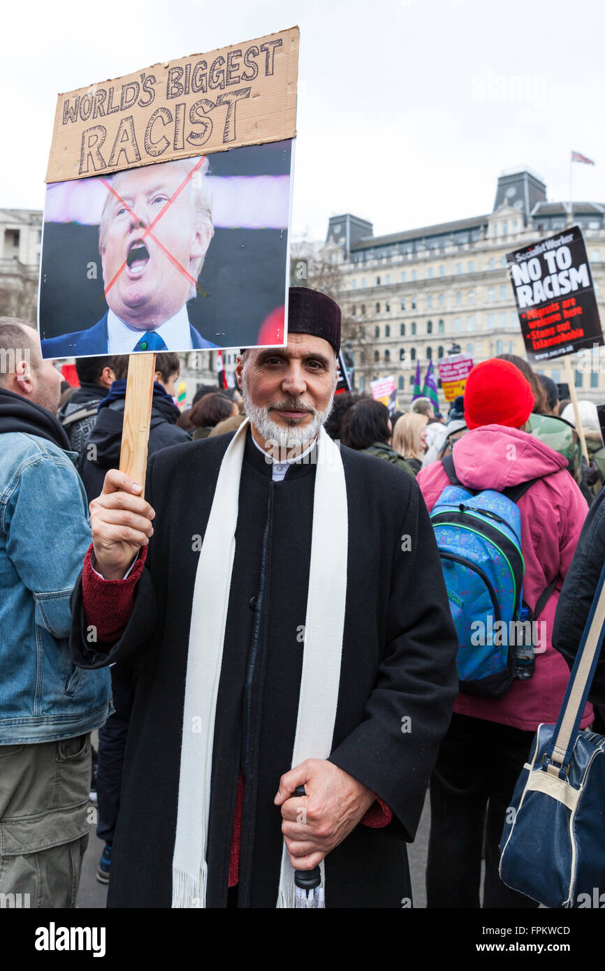 Trafalgar Square in London, 19. März 2016. Sheikh Ramzy (Hojjat Ramezanza), Vorsitzender des Bildungsausschusses, Muslim Council of Britain und Direktor der Iqra islamische Institut Oxford mit Donald Trump Protest Plakat bei der Demonstration "Aufstehen, um Rassismus", wie es auf dem Trafalgar Square gipfelt. Die Kundgebung gegen Rassismus, Islamophobie und aktuelle Flüchtlingspolitik nahmen Tausende von Demonstranten aus Gewerkschaften, Aktivist und kulturelle Organisationen, religiösen Vertretern und Mitgliedern des öffentlichen Kredits: Imageplotter News und Sport/Alamy Live News Stockfoto