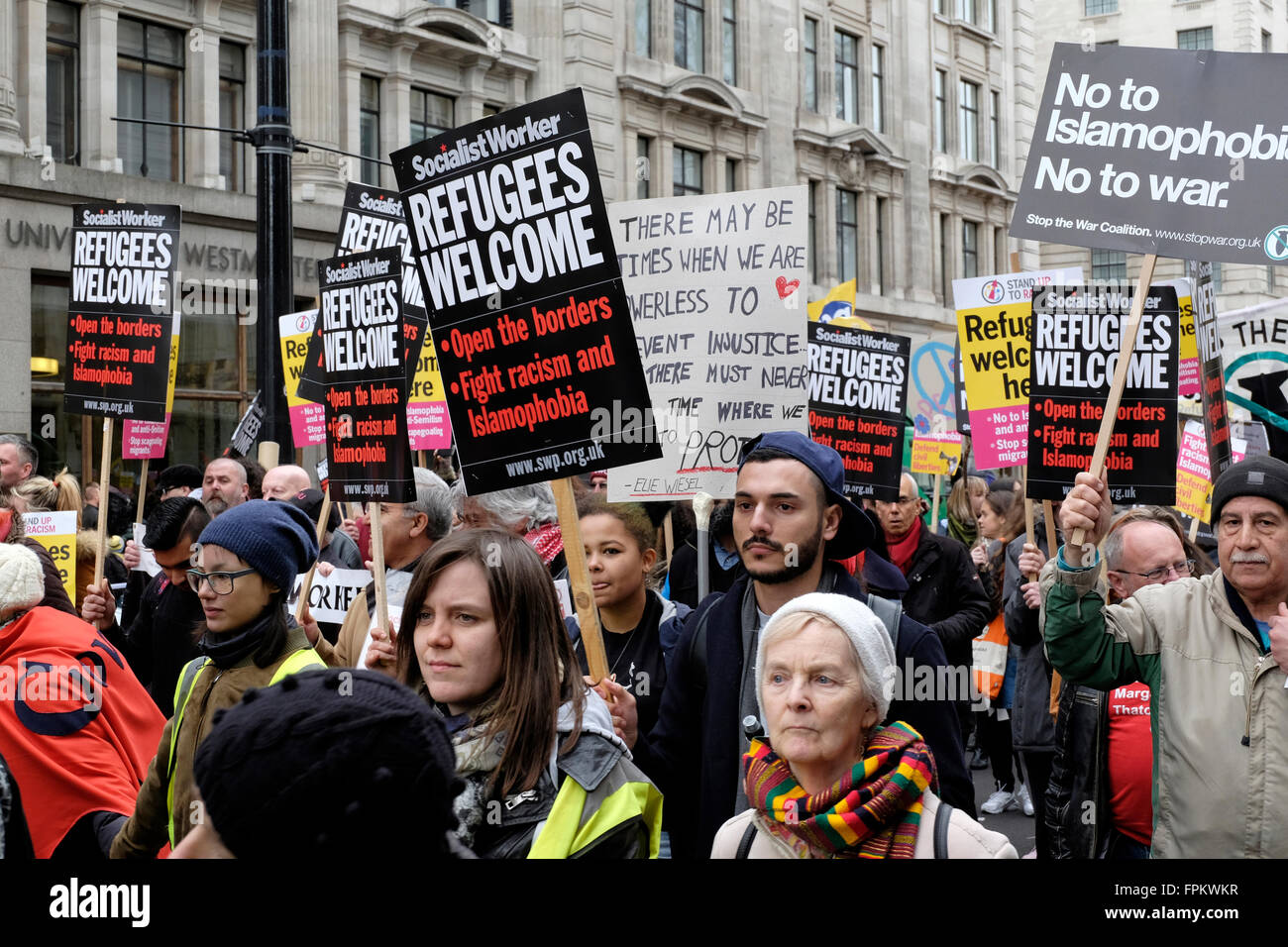 Demonstranten gegen Rassismus marschieren mit Plakaten lesen "Flüchtlinge willkommen" Stockfoto