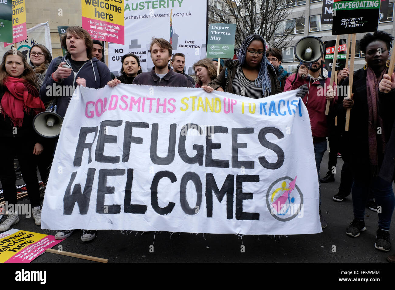 Goldschmiede Studenten halten einen Banner lesen "Flüchtlinge willkommen" Stockfoto