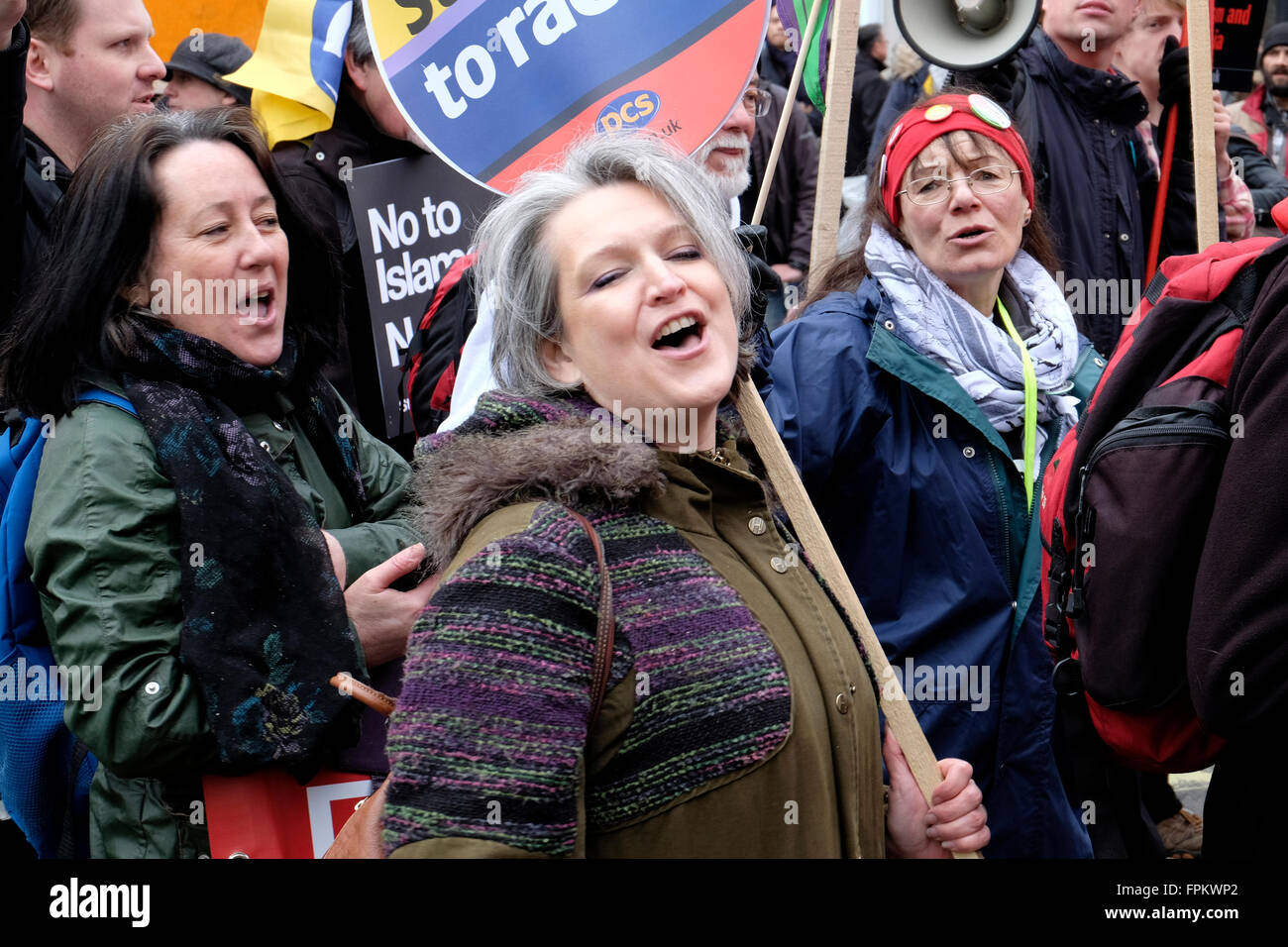Eine Gruppe von Frauen, die Parolen schreien, während einer Demonstration gegen Rassismus Stockfoto