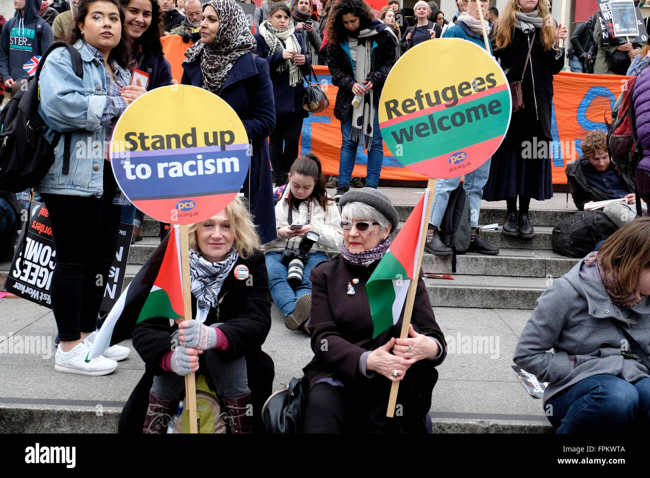 Zwei Frauen halten Plakate lesen "Aufstehen, um Rassismus, Flüchtlinge willkommen" Stockfoto