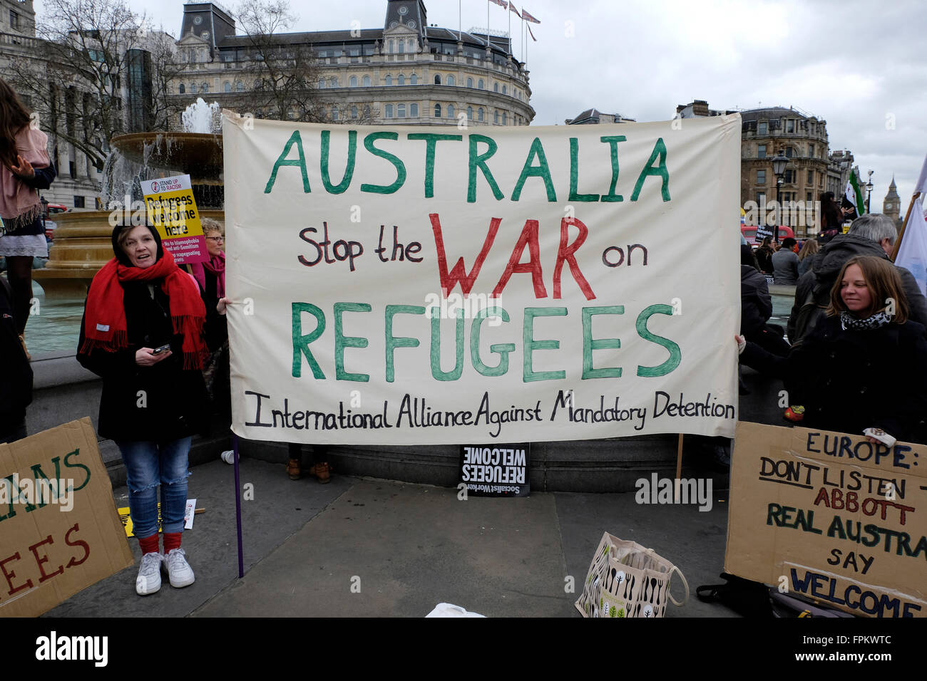 Zwei Frauen halten eine Banner-Lesung "Australien stoppt den Krieg zu Flüchtlingen" Stockfoto