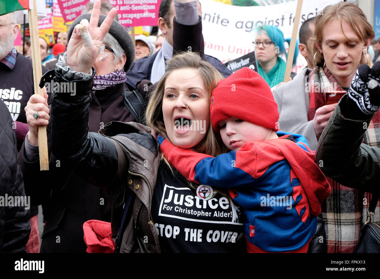 Eine Frau mit einem Kind schreit Parolen während einer Demonstration gegen Rassismus Stockfoto