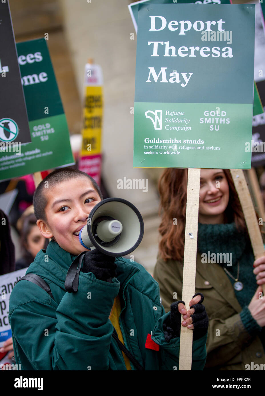 London, UK. 19. März 2016. UN-Anti-Rassismus, Flüchtlinge willkommen März und Rallye durch die Londoner Trafalgar Square. Ein Demonstrant Goldsmith College in Portland Place. Bildnachweis: Carol Moir/Alamy Live-Nachrichten Stockfoto