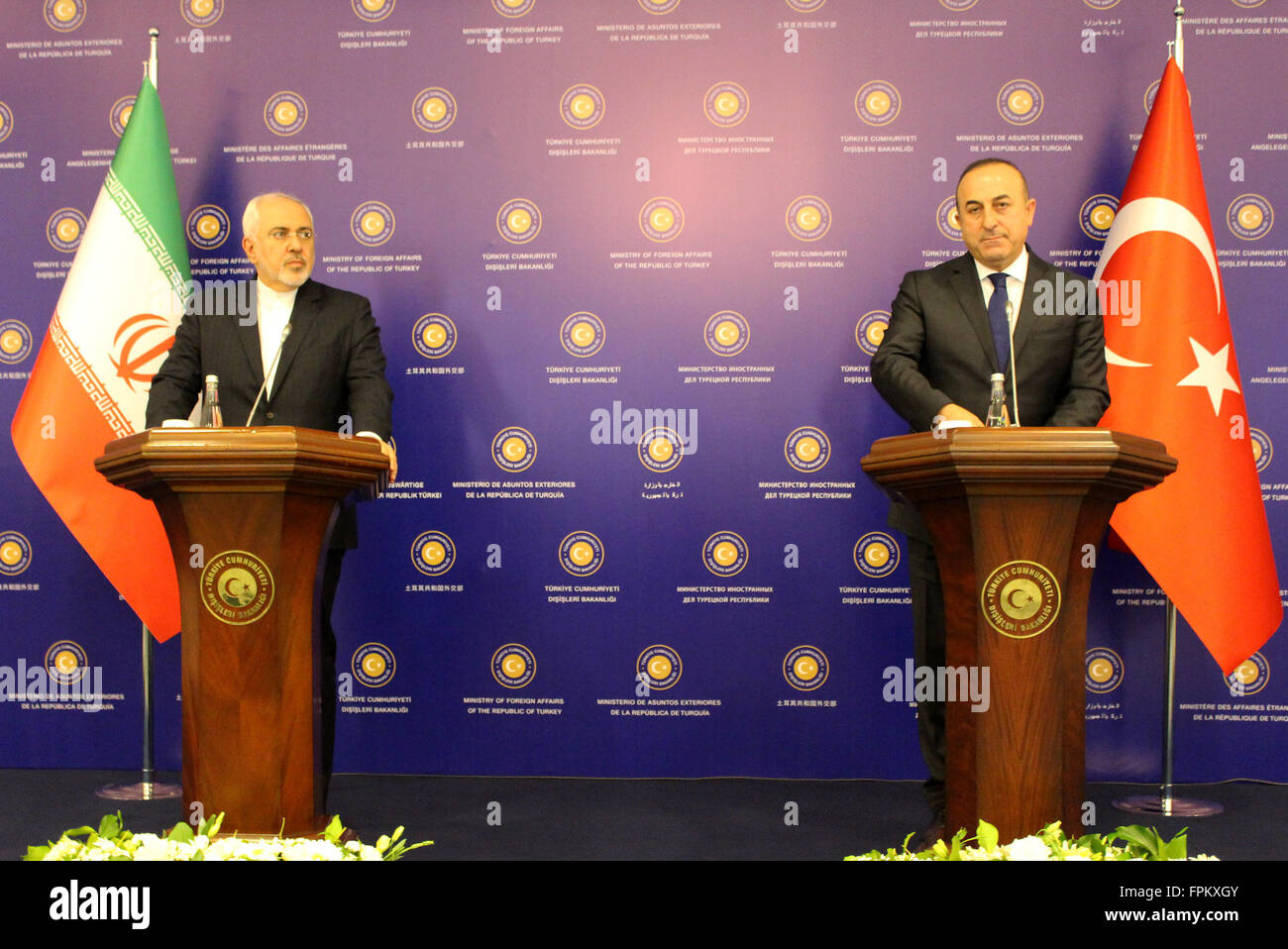 Istanbul, Türkei. 19. März 2016. Iranische Außenminister Mohammad Javad Zarif (L) und sein türkischer Amtskollege Mevlüt Cavusoglu besuchen eine gemeinsame Pressekonferenz in Istanbul, Türkei, am 19. März 2016. Iranischen Außenminister Mohammad Javad Zarif am Samstag verurteilt die jüngsten Bombenanschlag in Istanbul, sagen, dass der Terrorismus seine "hässliche Gesicht" in einer schönen Stadt gezeigt hat. © Cihan/Xinhua/Alamy Live-Nachrichten Stockfoto