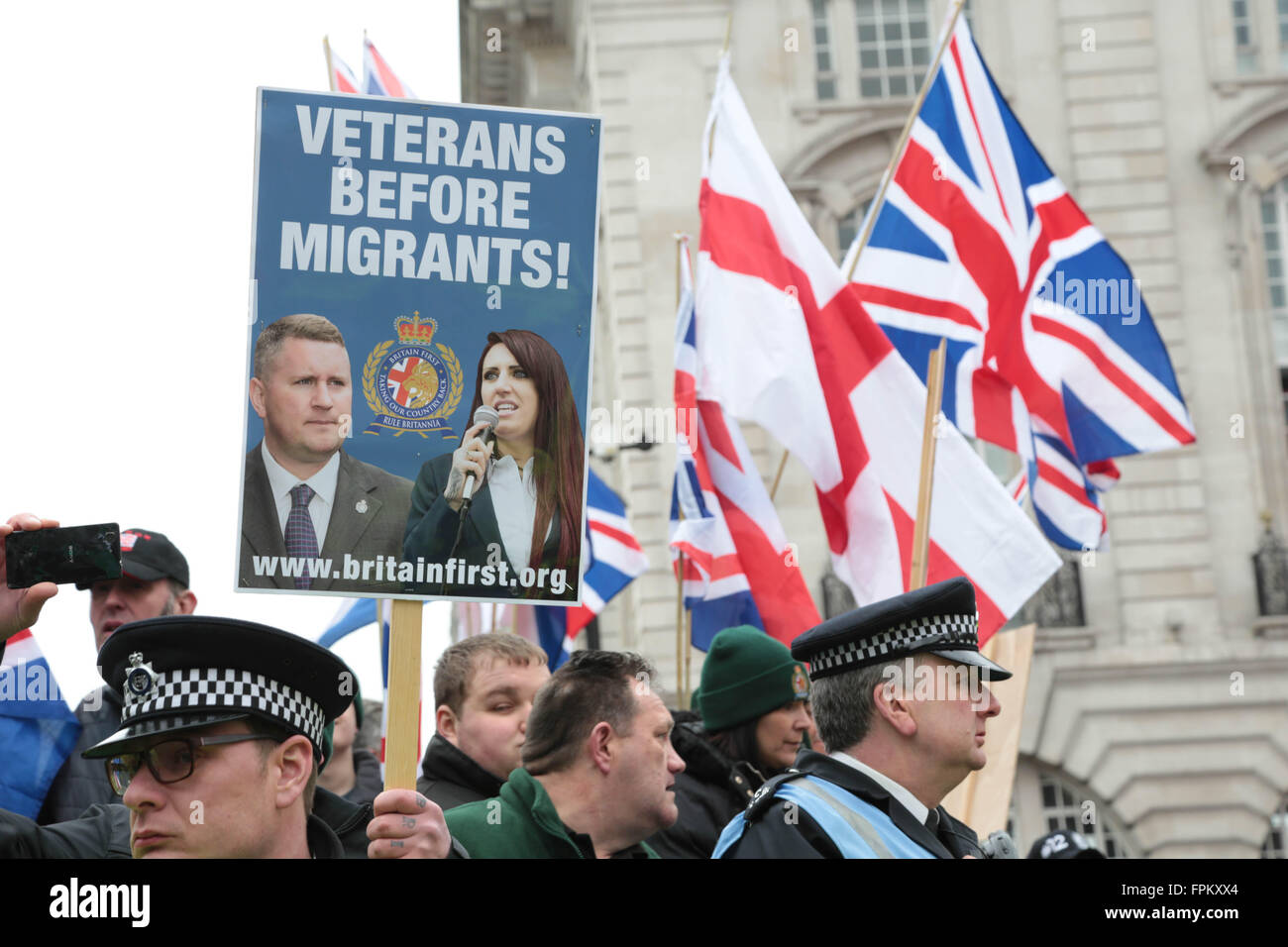 London, UK. 19. März 2016. Ganz rechts Großbritannien erste Gruppenmitglied gegen Flüchtlinge dürfen Großbritannien hält ein Plakat bei einer Anti-Rassismus und Flüchtlinge willkommen Demonstration im Zentrum von London. Bildnachweis: Thabo Jaiyesimi/Alamy Live-Nachrichten Stockfoto
