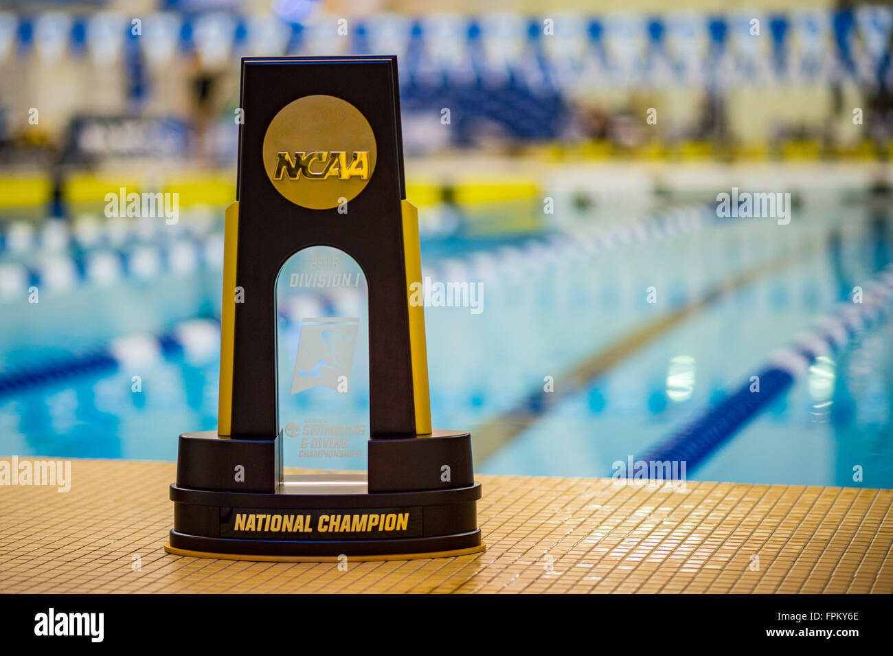 Die Trophäe in der NCAA Frauen Schwimmen und Tauchen Meisterschaft auf Samstag, 19. März 2016 am Georgia Tech Campus Recreation Center in Atlanta, Georgia Jacob Kupferman/CSM Stockfoto