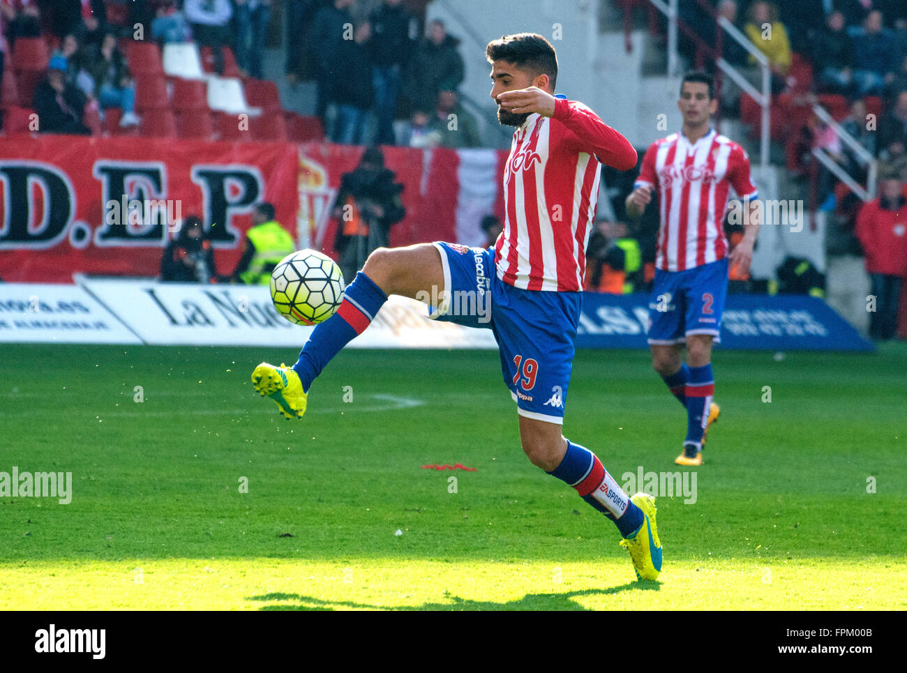 Gijón, Spanien. 19. März 2016. Carlos Carmona (Sporting Gijon) in Aktion während Fußball-match des spanischen "La Liga" zwischen Real Sporting de Gijon und Atletico de Madrid bei Molinón Stadion OnMarch 19, 2016 in Gijon, Spanien. © David Gato/Alamy Live-Nachrichten Stockfoto