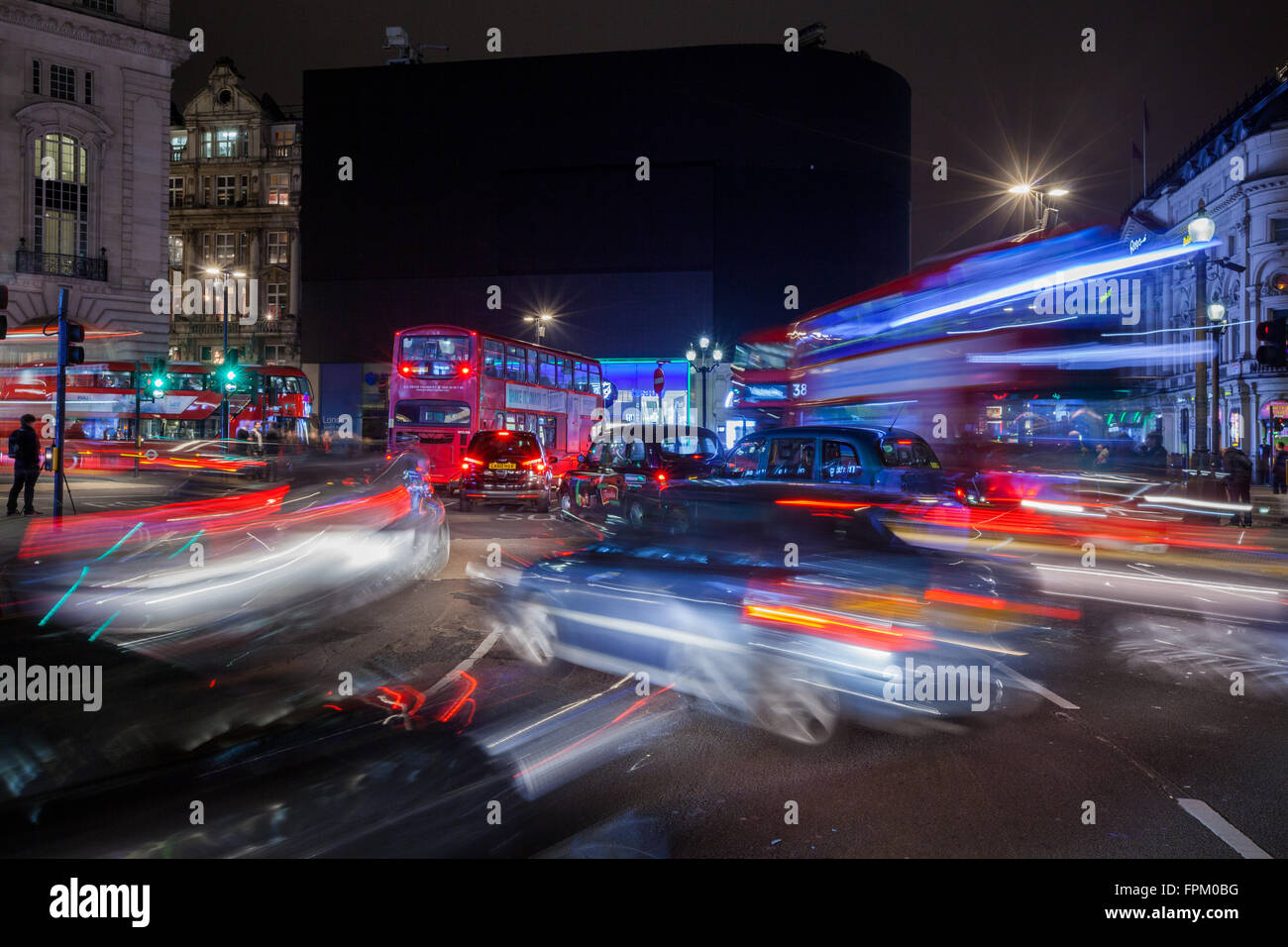 London, UK. 19. März 2016. An diesem Samstag März 19., um 20:30, für die Earth Hour, die Lichter gingen aus, für 1 Stunde in einigen der berühmtesten Platz von London, darunter Piccadilly Circus und die Wand der Werbung. Bildnachweis: Remi Salva/Alamy Live-Nachrichten Stockfoto