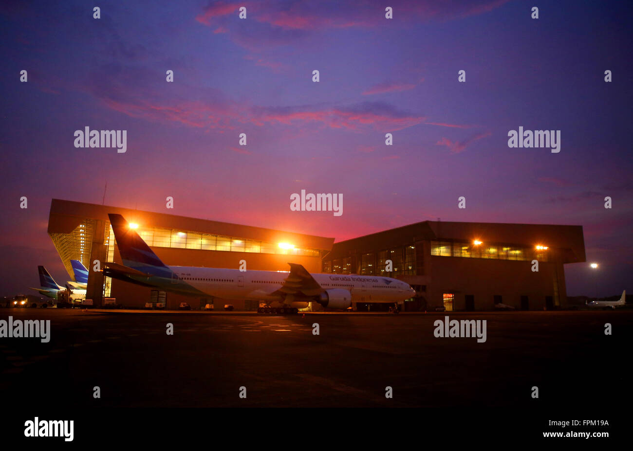Jakarta, Indonesien. 19. März 2016. Die Aussicht in der Nähe von Garuda Maintenance Facility befindet sich am internationalen Flughafen Soekarno Hatta während einer offenen besuchen. GMF hat den größten Hangar (Halle 4) in der Welt, die in einem Park 16 kleine-bodied Flugzeuge aufnehmen kann. Dieser Besuch ist auch eine Aufwertung des Garuda Indonesia in teilnehmenden 60 Programm (Earth Hour) durch Ausschalten der Lichter für eine Stunde als ein Zeichen der Aufmerksamkeit für die Erde und auch das Konzept der Öko-Flugzeuge im Besitz Flotte © Natanel Pohan/Pacific Press/Alamy Live News Stockfoto