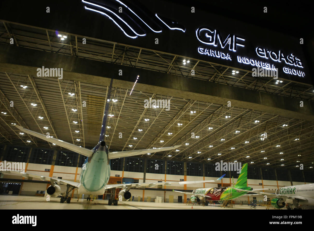 Jakarta, Indonesien. 19. März 2016. Die Aussicht in der Nähe von Garuda Maintenance Facility befindet sich am internationalen Flughafen Soekarno Hatta während einer offenen besuchen. GMF hat den größten Hangar (Halle 4) in der Welt, die in einem Park 16 kleine-bodied Flugzeuge aufnehmen kann. Dieser Besuch ist auch eine Aufwertung des Garuda Indonesia in teilnehmenden 60 Programm (Earth Hour) durch Ausschalten der Lichter für eine Stunde als ein Zeichen der Aufmerksamkeit für die Erde und auch das Konzept der Öko-Flugzeuge im Besitz Flotte © Natanel Pohan/Pacific Press/Alamy Live News Stockfoto