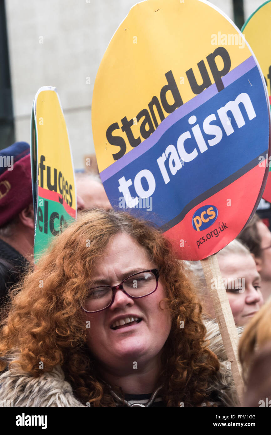 London, UK. Samstag, 19. März 2016. Tausende marschieren durch London von der BBC in einer nationalen Demonstration organisiert von Stand Up Rassismus gegen Faschismus, Rassismus, Islamophobie und Antisemitismus und klar sagen, dass Flüchtlinge hier willkommen sind. Der Marsch begann bei der BBC die vielen marschieren sagen braucht eine positivere Einstellung zu Flüchtlingen und nicht Bericht Proteste zu diesem und anderen Themen und endete in einer Kundgebung auf dem Trafalgar Square. Peter Marshall/Alamy Live-Nachrichten Stockfoto