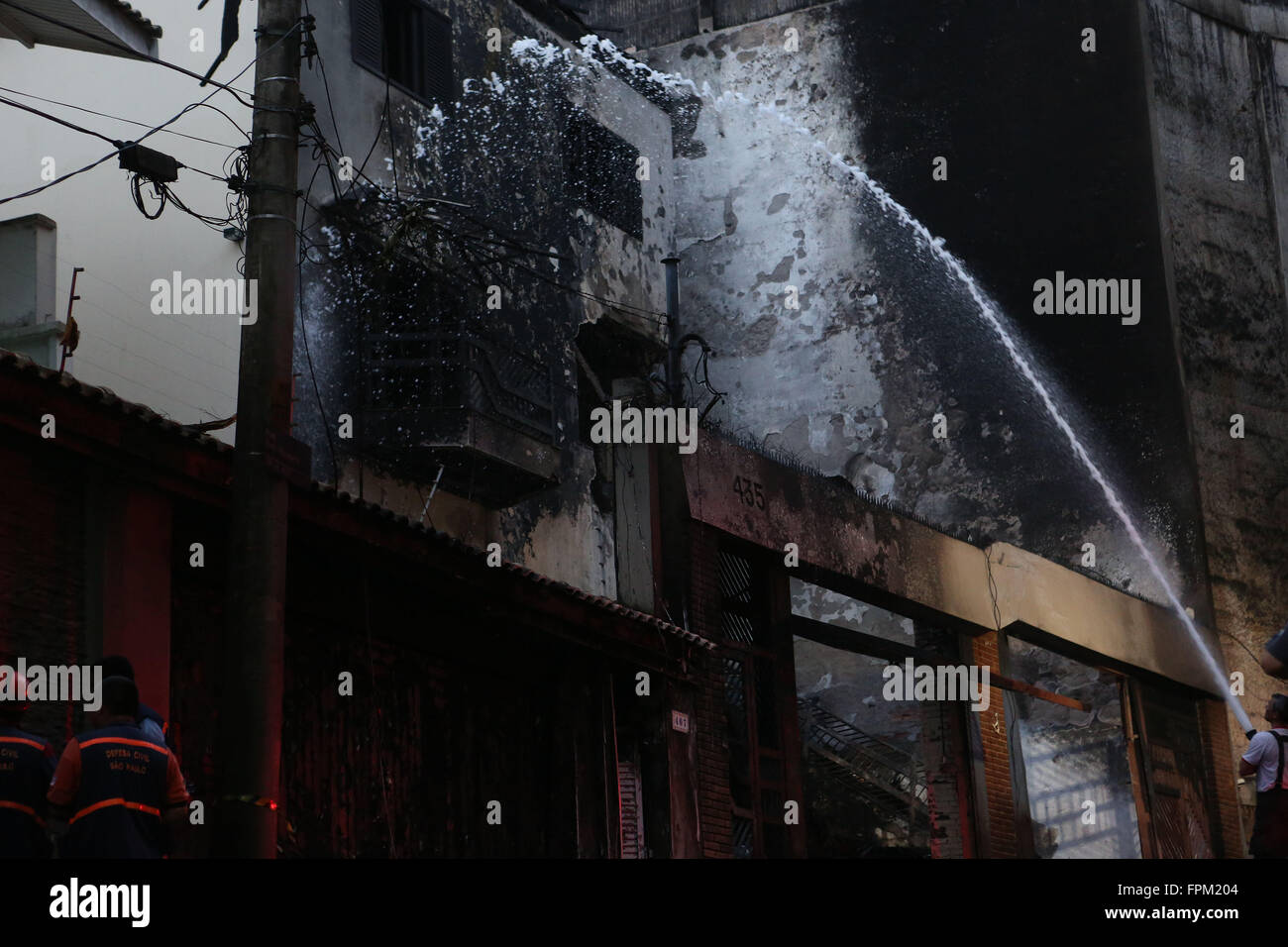 Sao Paulo, Brasilien. 19. März 2016. Ein Feuerwehrmann arbeitet an der Stelle, wo ein kleines Flugzeug in ein Haus in der nördlichen Zone von Sao Paulo, Brasilien, am 19. März 2016 stürzte. Mindestens sieben Menschen starben und einer verletzt, als ein kleines Flugzeug Samstag in der Stadt Sao Paulo, Brasilien, stürzte nach der Feuerwehr. © Rahel Patras/Xinhua/Alamy Live-Nachrichten Stockfoto