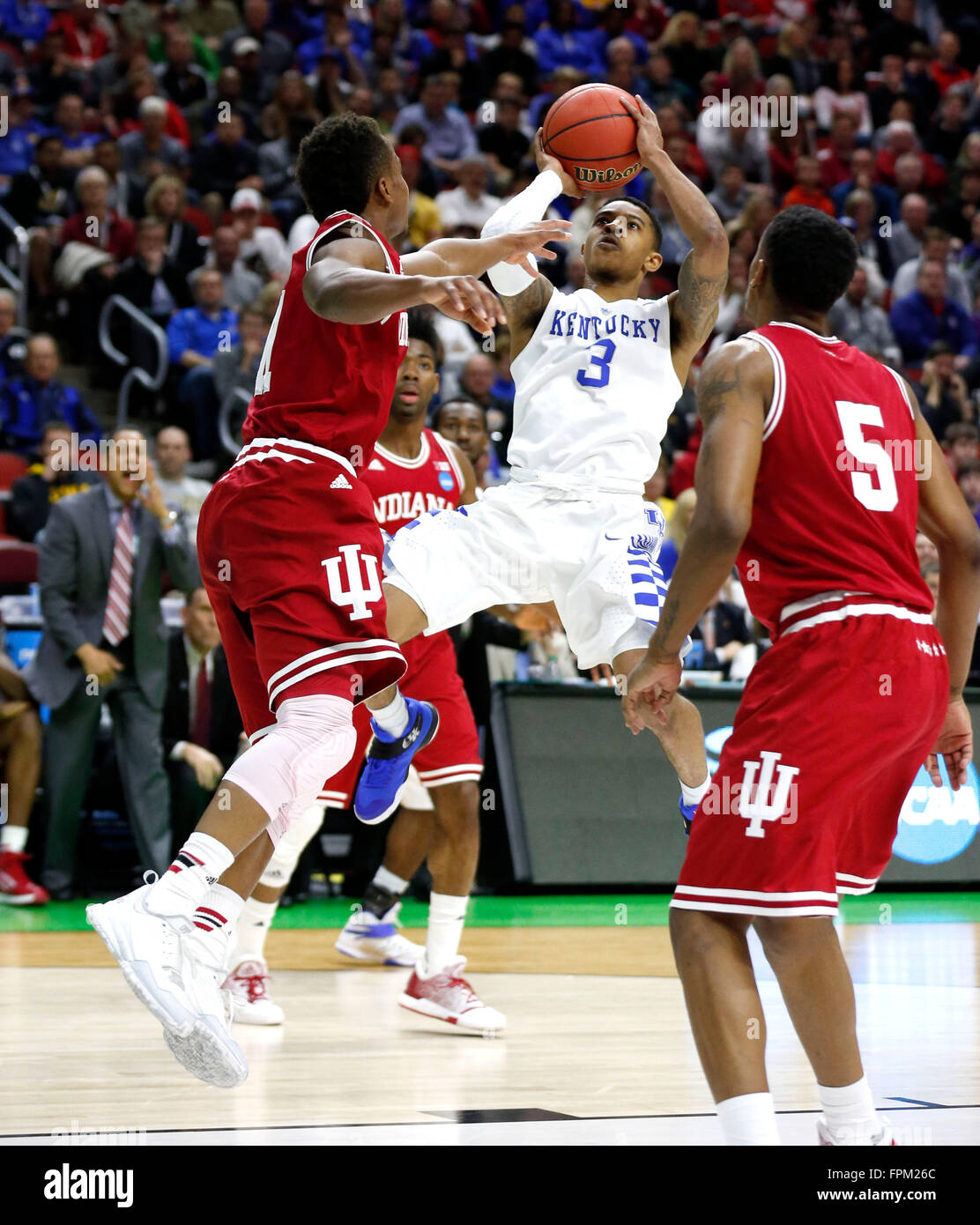 Des Moines, IA, USA. 19. März 2016. Kentucky Wildcats bewachen Tyler Ulis (3) erschossen vor Indiana Hoosiers Wache Yogi Ferrell (11) während der ersten Hälfte Aktion als der University of Kentucky Indiana University in der 2. Runde der 2016 NCAA Division I Basketball Herrenturnier in Wells Fargo Arena in Des Moines, IA, Samstag, 19. März 2016 gespielt. © Lexington Herald-Leader/ZUMA Draht/Alamy Live-Nachrichten Stockfoto