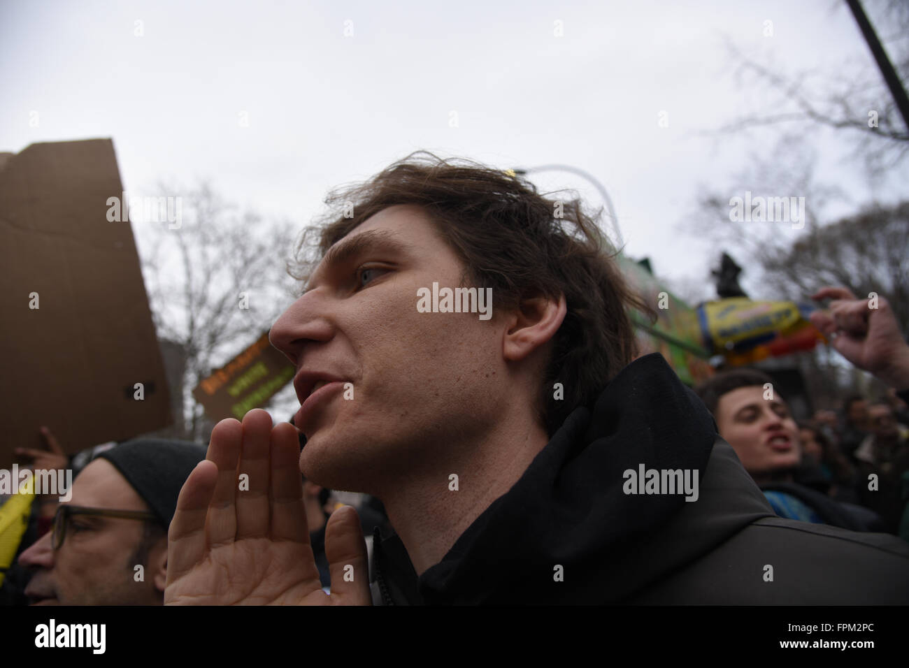 New York, USA, 19. März 2016: Demonstranten singen während NYC Kundgebung gegen republikanische Spitzenreiter Donald Trump Credit: Andrew Katz/Alamy Live News Stockfoto