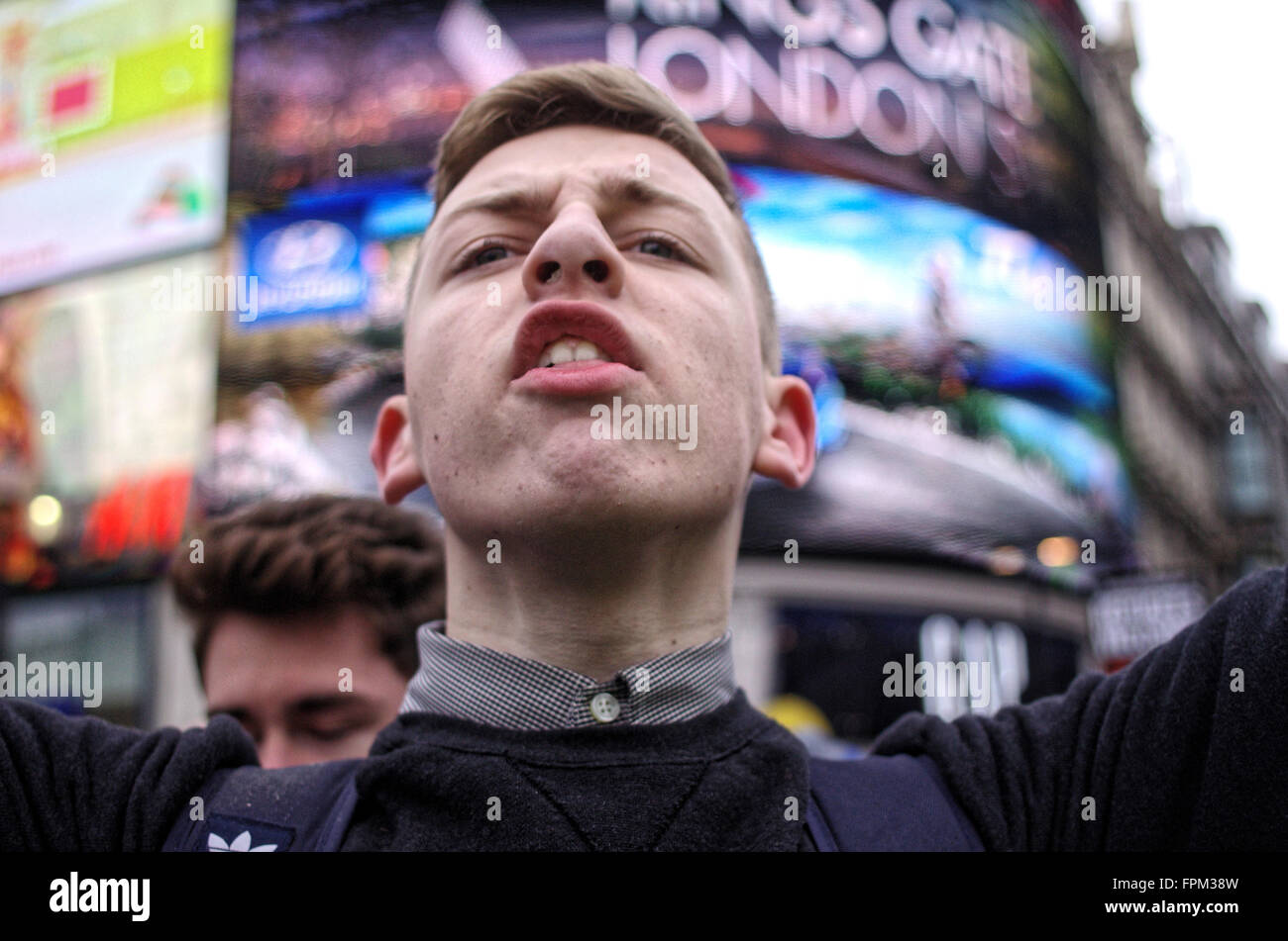 London, UK. Samstag, 19. März 2016. Ein junger Antifasicist Demonstrant verfasste mit der ersten britischen Gruppe am Piccadilly Circus. Stockfoto