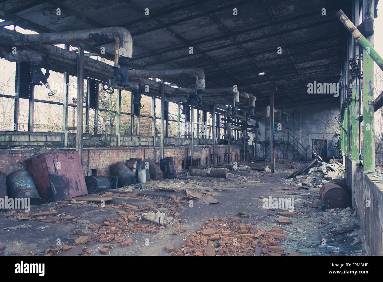 alten verlassenen Lagerhaus, leere chaotisch Fabrik Stockfoto