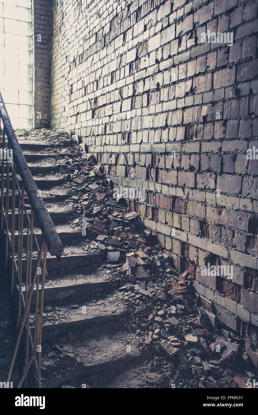 Treppe mit alte Mauer im Inneren der Ruine Stockfoto Treppe mit alte Mauer im Inneren der Ruine Stockfoto