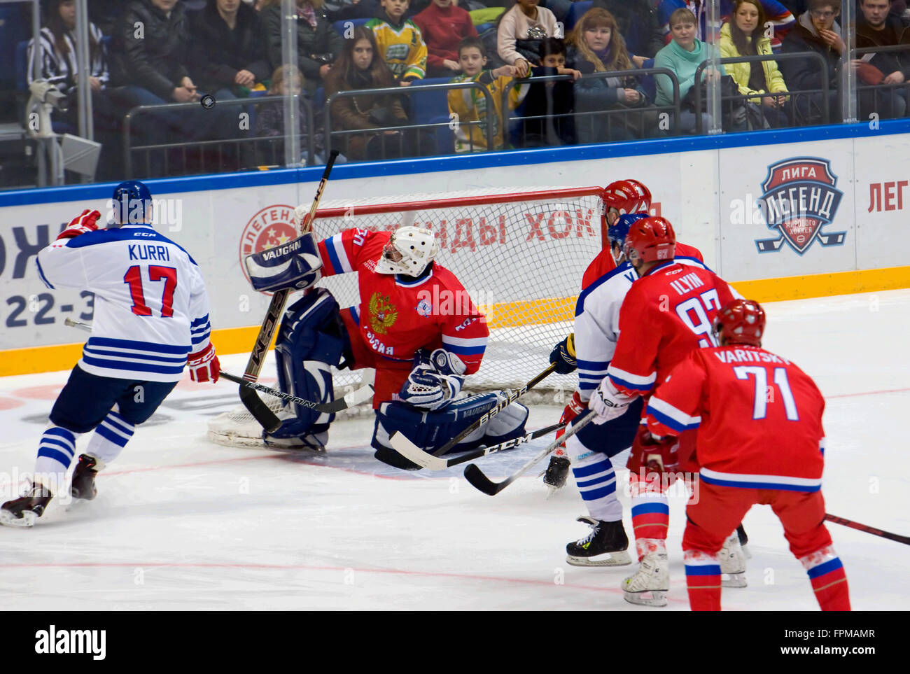 Moskau - 29. Januar 2016: M. Michailowski (20) speichern Sie das Tor auf Eishockey Spiel Finnland Vs Russland bei League of World Legenden der Eishockey-Weltmeisterschaft in VTB Eisarena, Russland. Russland gewann 6:2 Stockfoto