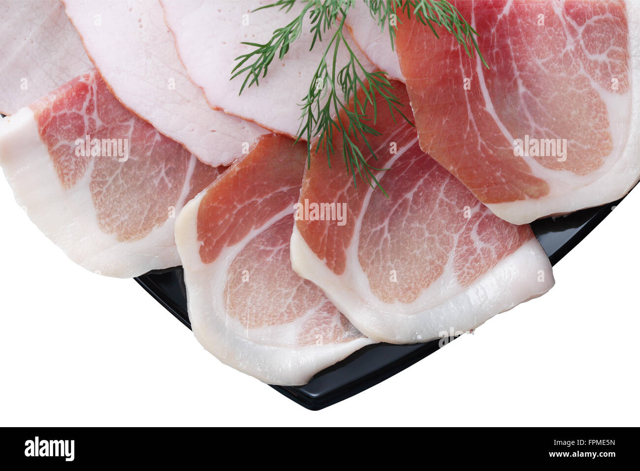 Italienischer Schinken und Schinken auf schwarze Platte geschnitten. Isoliert mit Beschneidungspfad Stockfoto