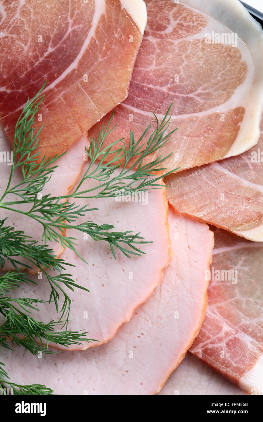 Gastronomischen Hintergrund. Italienischer Schinken und Schinken auf Platte geschnitten Stockfoto