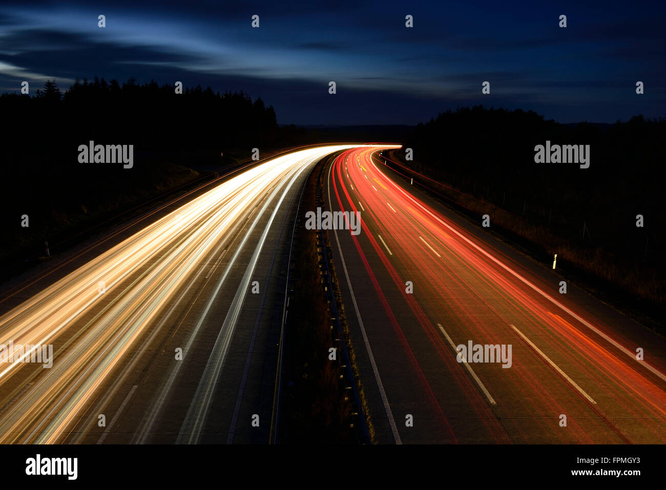 Deutschland, Thüringen, in der Nähe von Saalburg, leichte Wanderwege an der Autobahn A9 in der Nacht Stockfoto