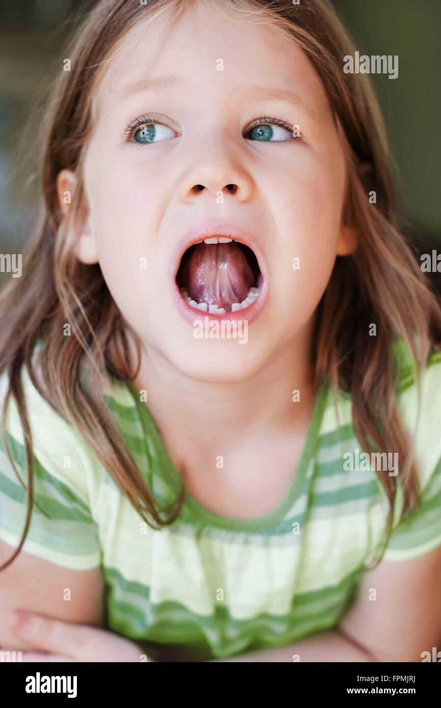 4-Jahr-altes Mädchen, Zahnlücke, halbe Portrait, Stockfoto
