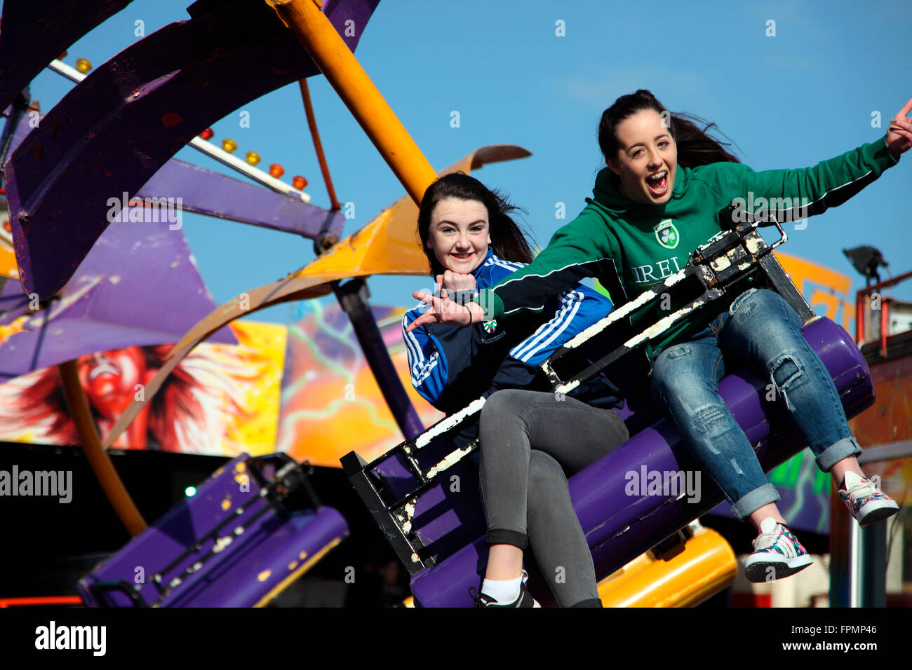 Freunde genießen das Volksfest Carrickmacross Stockfoto