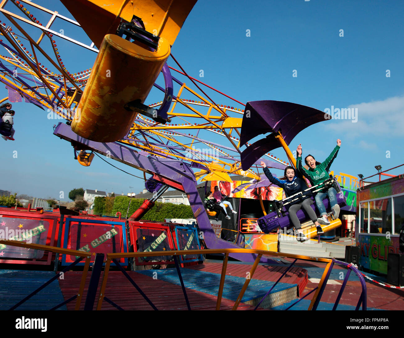 Freunde genießen das Volksfest Carrickmacross Stockfoto