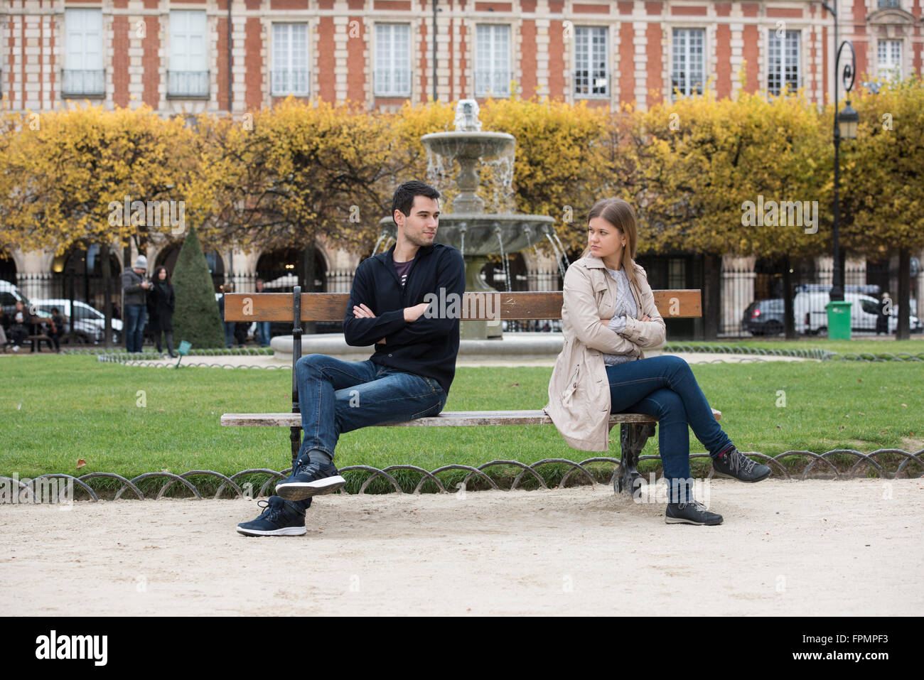 junges Paar mit Liebe zu kämpfen, auf der Bank im Park in Paris, Frankreich Stockfoto