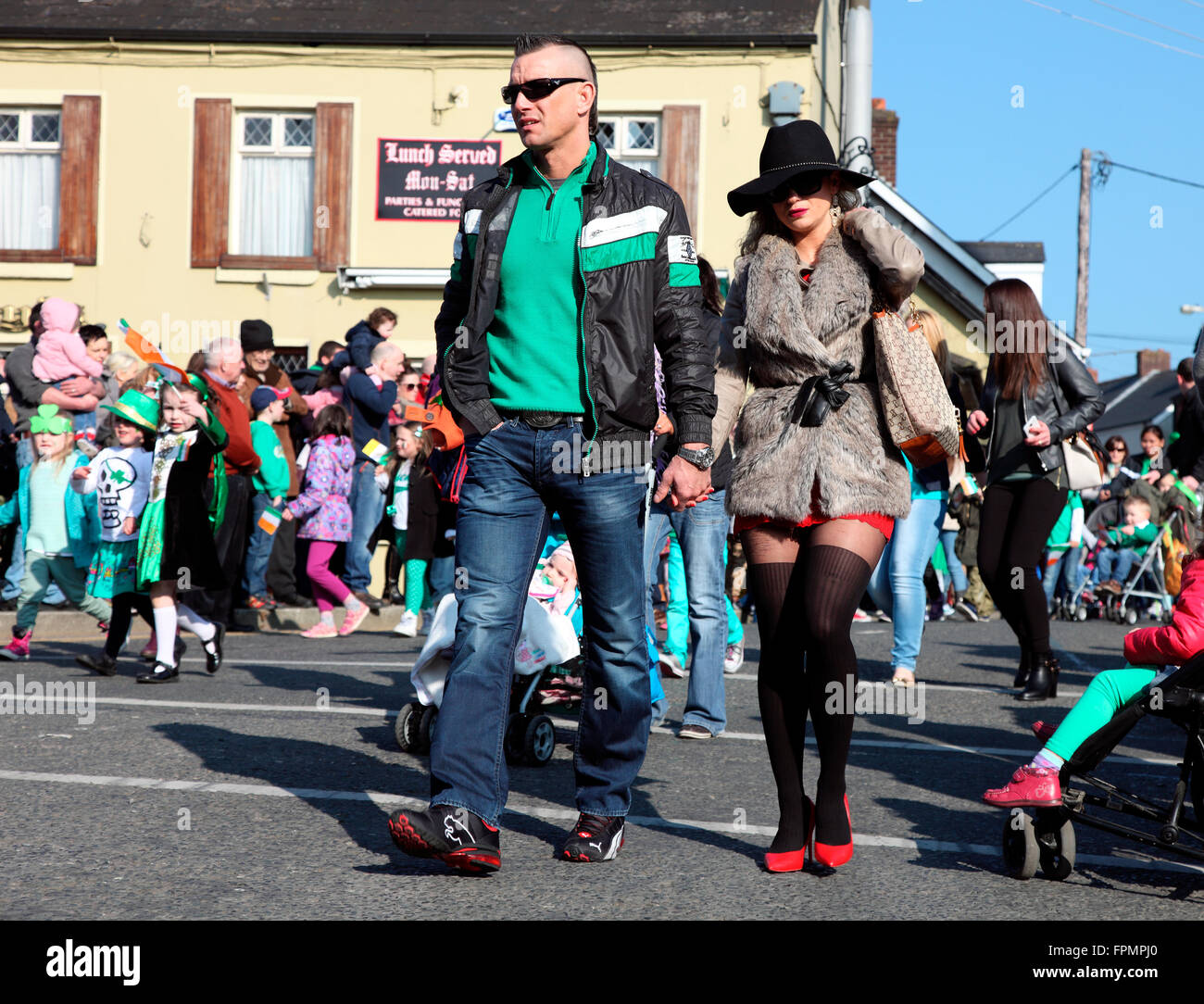 Glam-paar in der Carrickmacross St. Patricks Day Parade Stockfoto