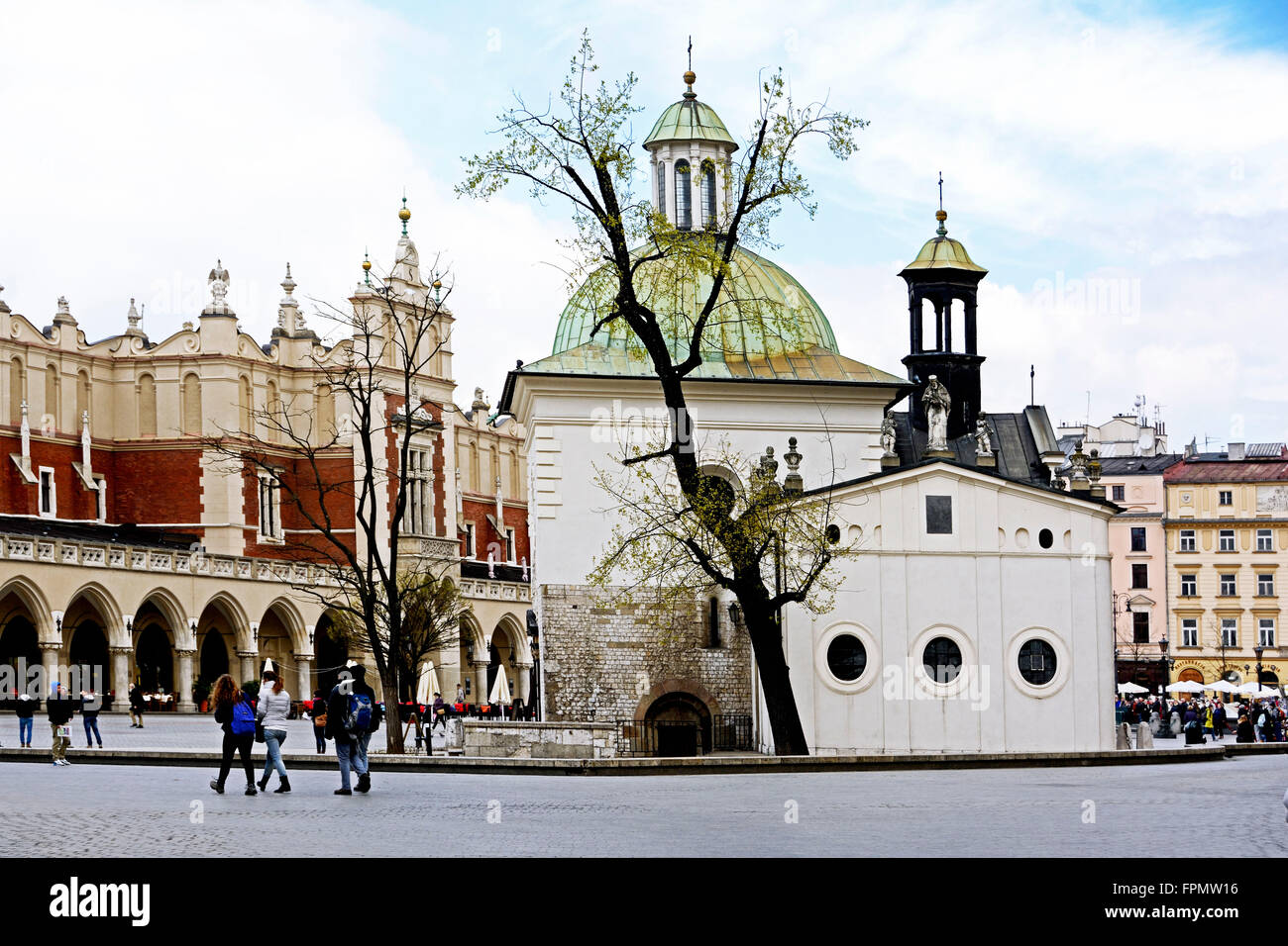 Polen, Marktplatz mit St. Adalbert-Kirche in Krakau Stockfoto