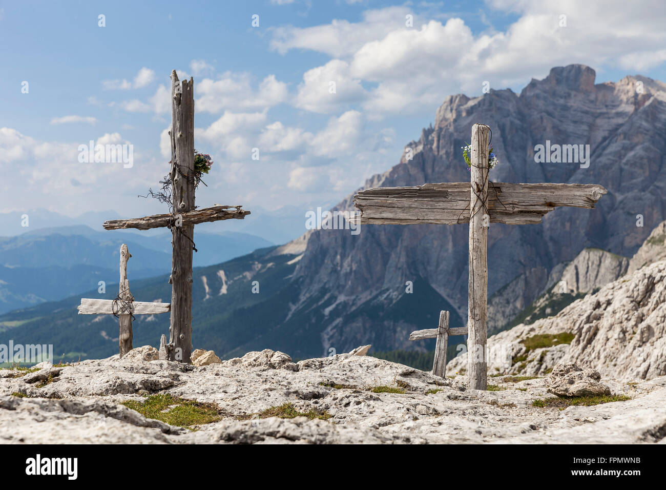 Hölzerne Kreuze auf den Hexenstein, zum Gedenken an die gefallenen Soldaten während der Berg Krieg 1915-1918, Provinz Stockfoto