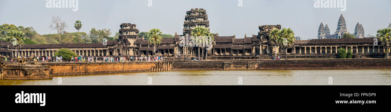 Angkhor Wat, Kambodscha 12. Jahrhundert Tempelstadt der Gott-Könige, 1112-1152 von König Suryavarman II. erbaut. Panorama mit Touristen Stockfoto