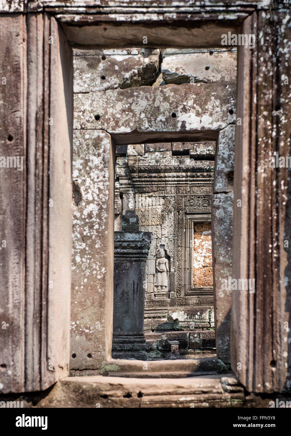 Innenansicht durch mehrere Türen mit einem hindu Yoni und Lingam Schrein und eine weibliche Gottheit Flachrelief des 12. Jahrhunderts Bante Stockfoto