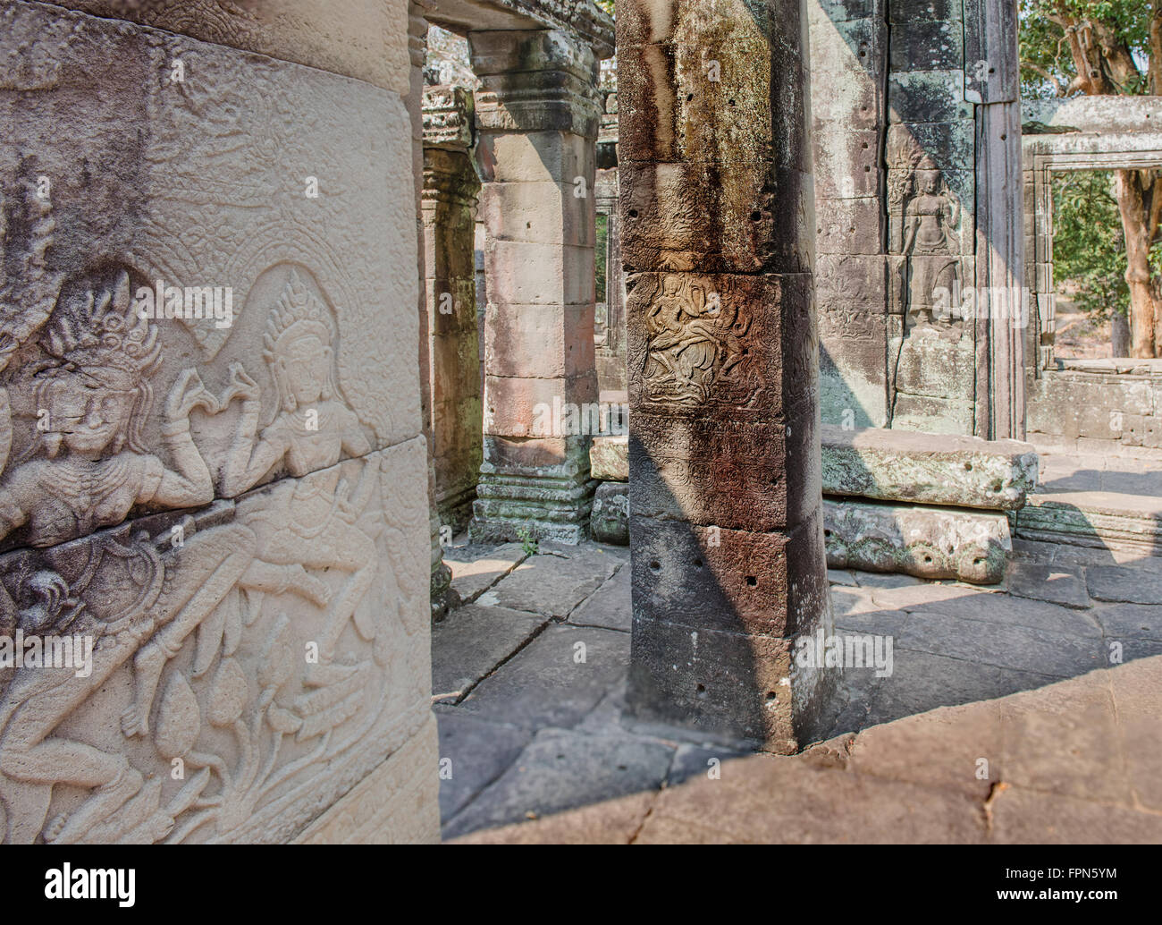 Tanzende Mädchen, Apsaras oder Gottheiten in den Sandsteinwänden und Pfeilern der Banteay Kdei Tempel von Jayavarman VII geschnitzt Stockfoto